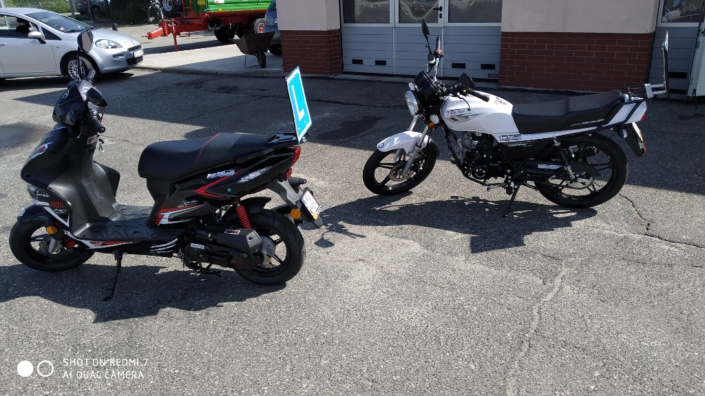 Zdjęcie dwóch motorowerów