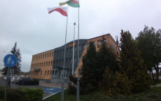 Zdjęcie masztów z flagami Polski i Województwa Lubuskiego przed siedzibą WORD