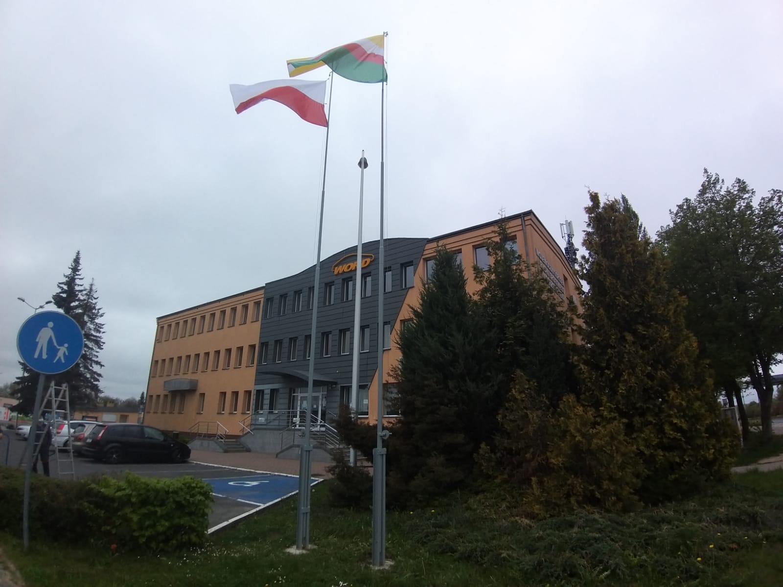 Zdjęcie masztów z flagami Polski i Województwa Lubuskiego przed siedzibą WORD
