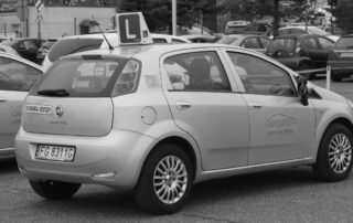Samochód egzaminacyjny Fiat Punto zdjęcie w szarości