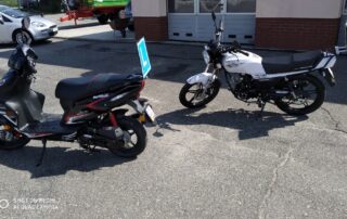 Zdjęcie dwóch motorowerów