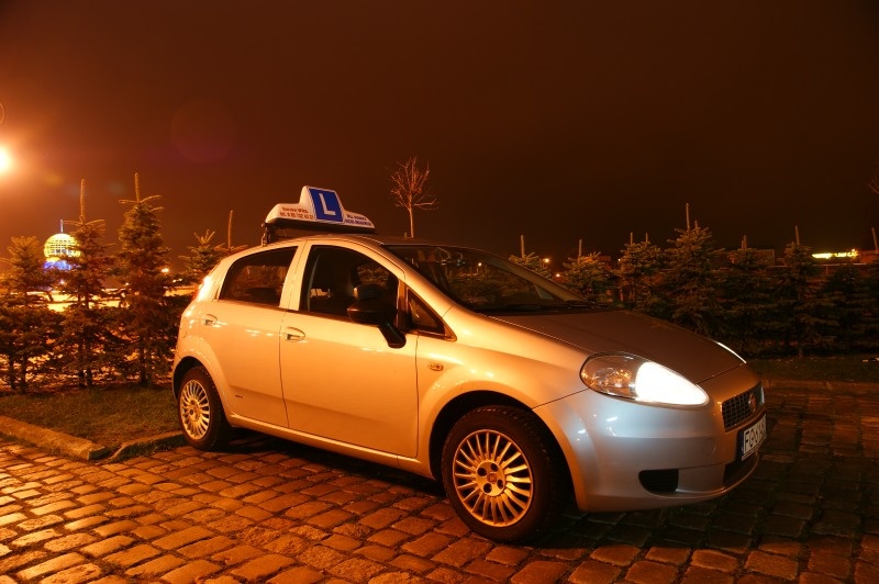 Zdjęcie samochodu marki Fiat Punto nocą