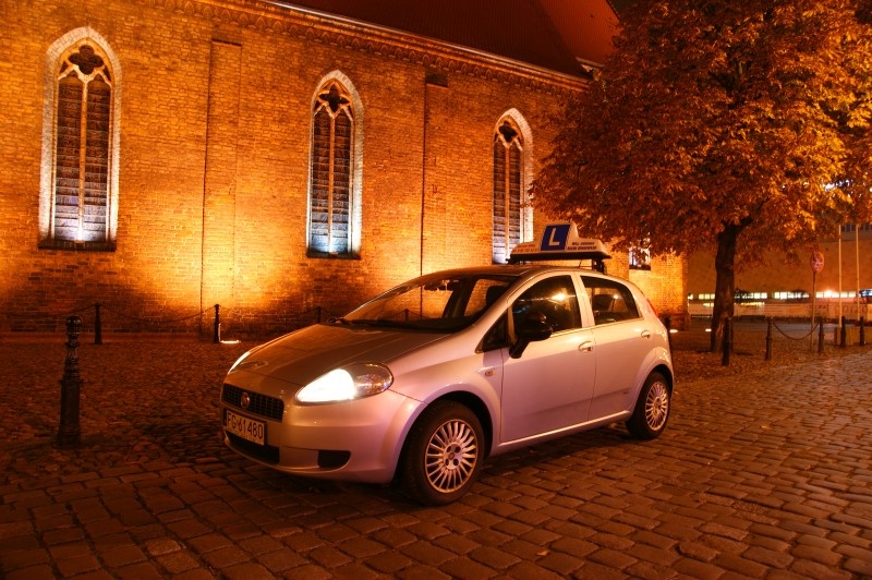 Zdjęcie samochodu marki Fiat Punto nocą